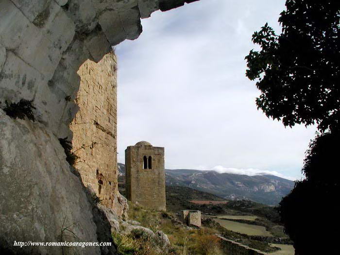 RESTOS SALAS EXTERIORES Y ARCO. AL FONDO: TORRE ALBARRANA